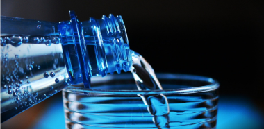 Care sunt beneficiile consumului de apa alcalina? De ce ar trebui sa o alegeti in locul apei imbuteliate?