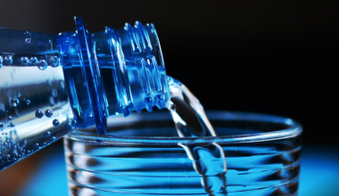 Care sunt beneficiile consumului de apa alcalina? De ce ar trebui sa o alegeti in locul apei imbuteliate?