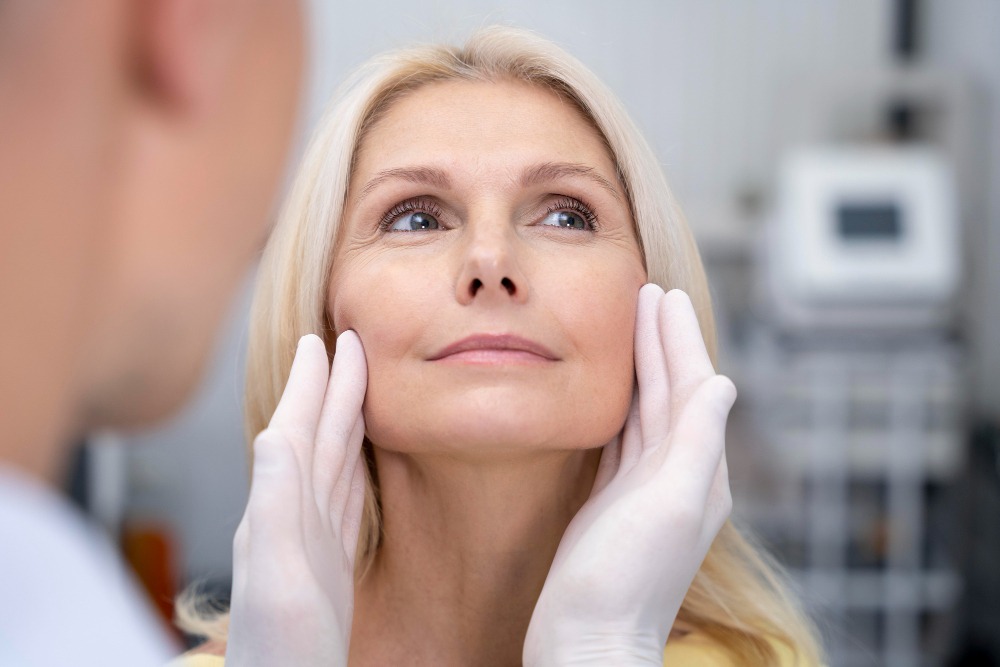 Există activități pe care ar trebui să le evit după un lifting facial?